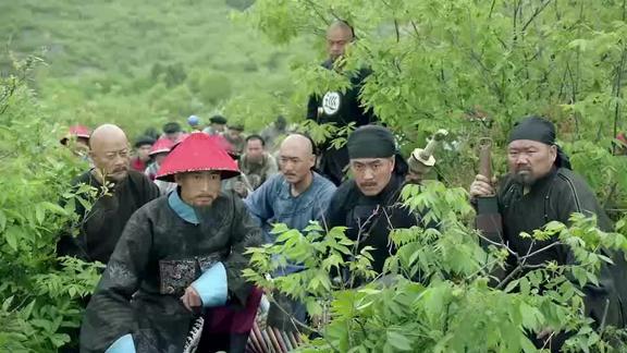 于成龙剿匪被抓的土匪跪地相谢对匪首们可就不那么客气了