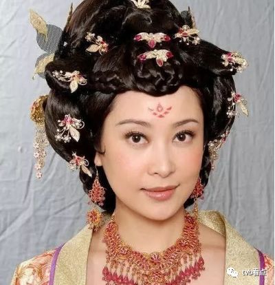 杨卓娜也参演过很多电视剧像《爱回家》,《水浒无间道》,《乱世佳人》