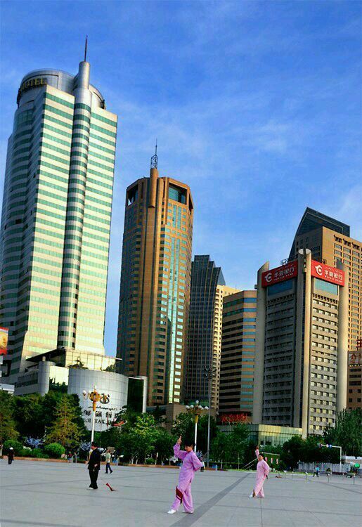 新疆维吾尔自治区首府乌鲁木齐:发展得非常好加油