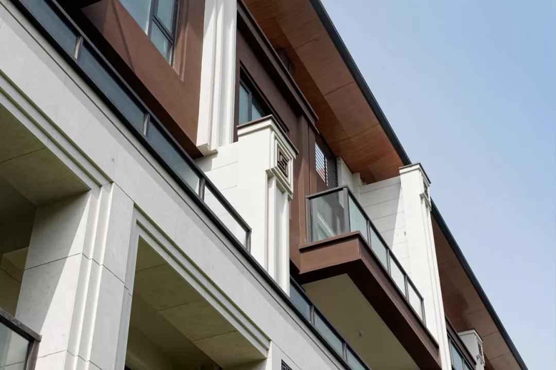 同样得到了运用,本着低调内敛的设计原则,观邸将木纹铝板运用在挑檐中