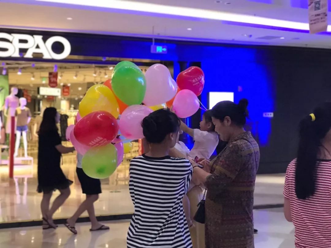 尚书房气球小分队准时出现在东海水晶城,西双湖,远洲广场派发气球!