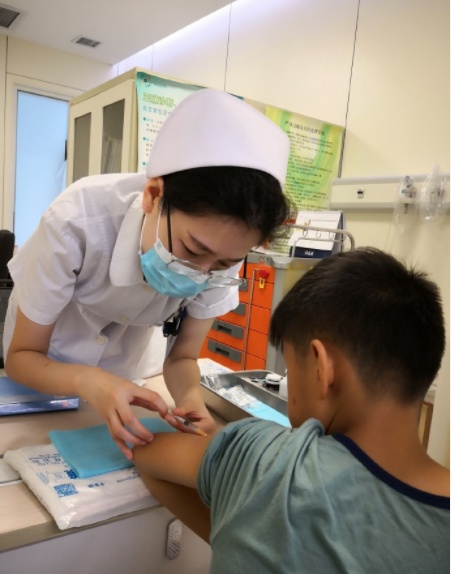 图为护士为小儿打脱敏针4,室外体育运动.