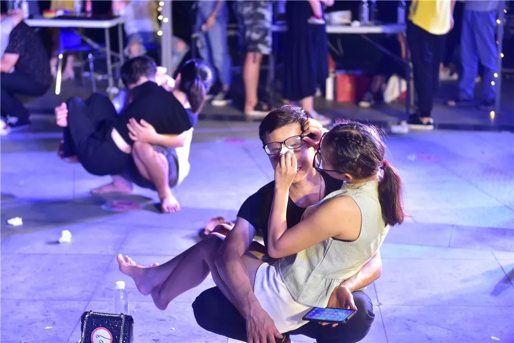 女生亲自给男生擦汗,喂水,现场十分甜蜜!