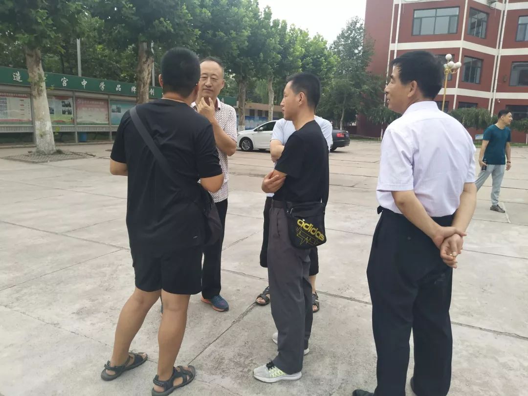 雪宫中学新时代文明实践初一新生报到志愿服务
