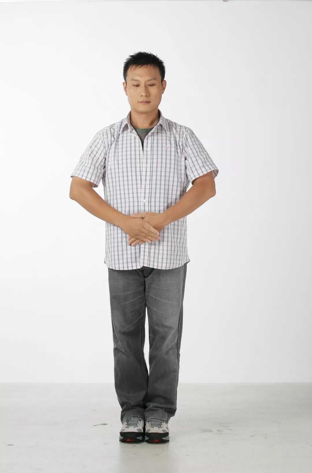 动作二:左脚横跨一步,两脚内侧平行与肩同宽.双手同时张开.