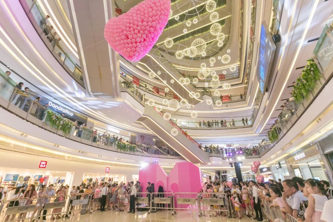 花瓣雨中七夕当天这个商场开启了粉红企划小最最来告诉你有没有追到你