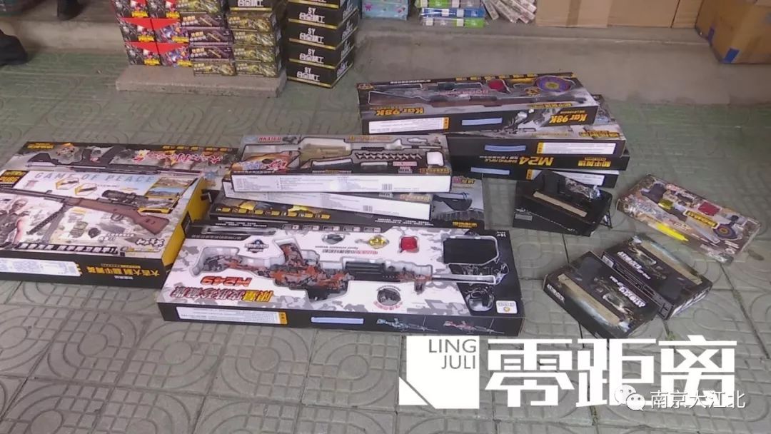 警方查获400多支仿真世界名枪不乏有awp狙击枪ak47突击步枪格洛克手枪