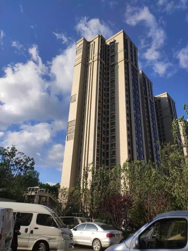 又是知名房企北京首开畅颐园墙皮被吹落住建委回应将严查到底外墙脱落