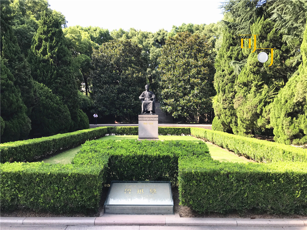 鲁迅纪念馆和鲁迅墓就座落在甜爱路200号,现在这里同时又叫鲁迅公园