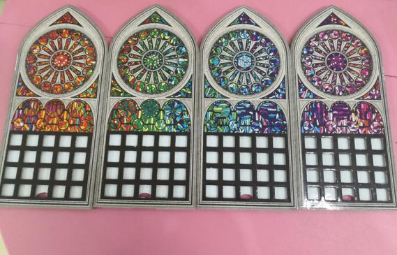 玩家板图:每位玩家要负责的玻璃彩窗,要装点4x5的一个矩形区域.