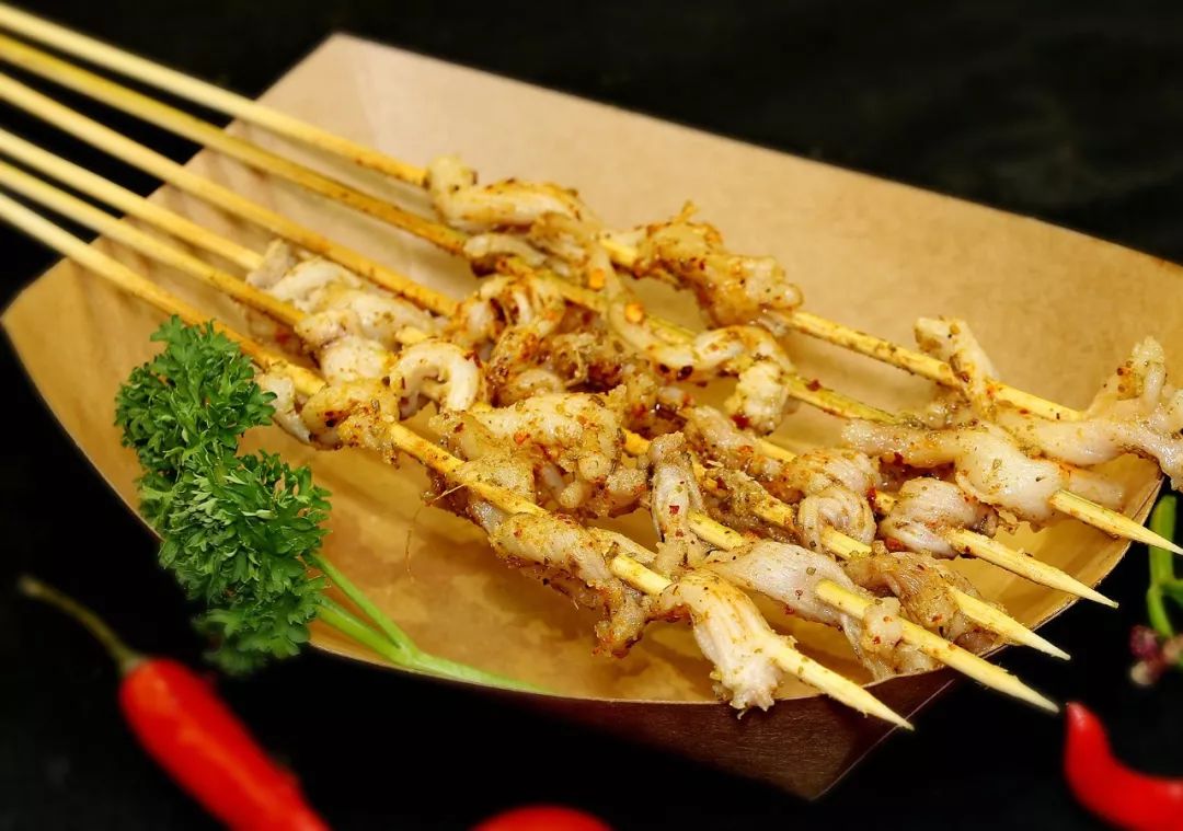 多种口味特色烧烤滋啦流油,喷香四溢必选副咖:香脆鱼肚又麻又辣的香脆