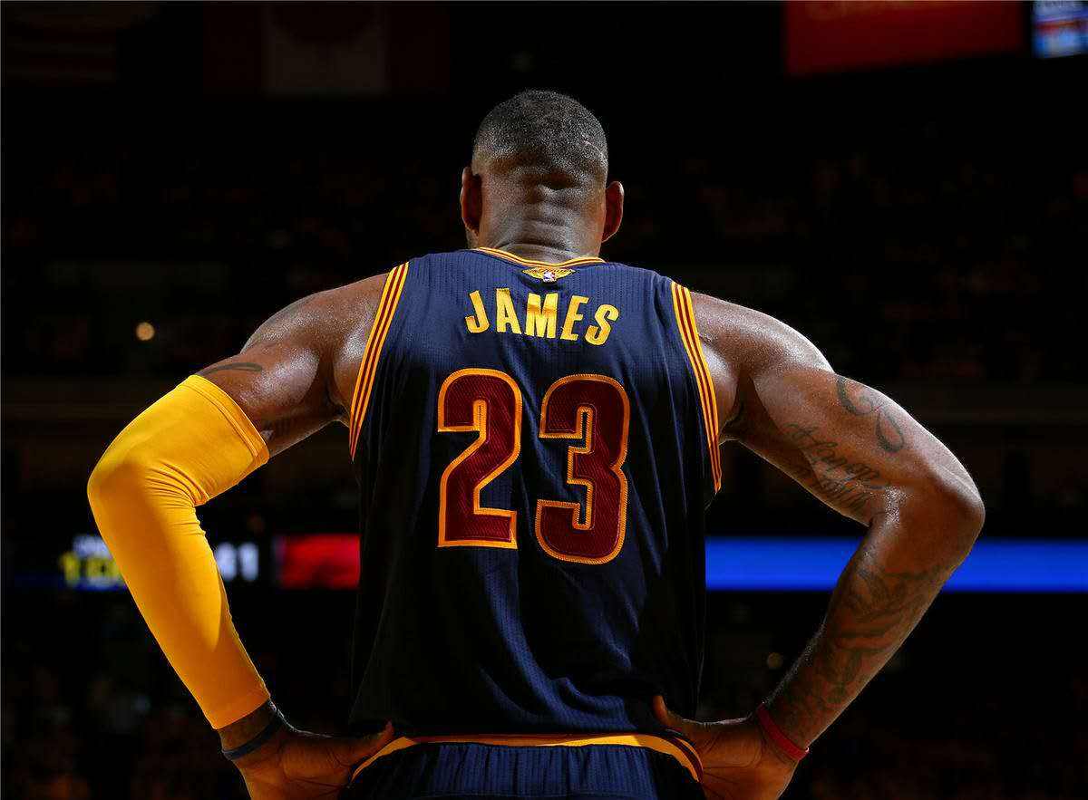 在2017-18赛季詹姆斯的骑士客场挑战马刺的比赛当中,詹姆斯超越科比