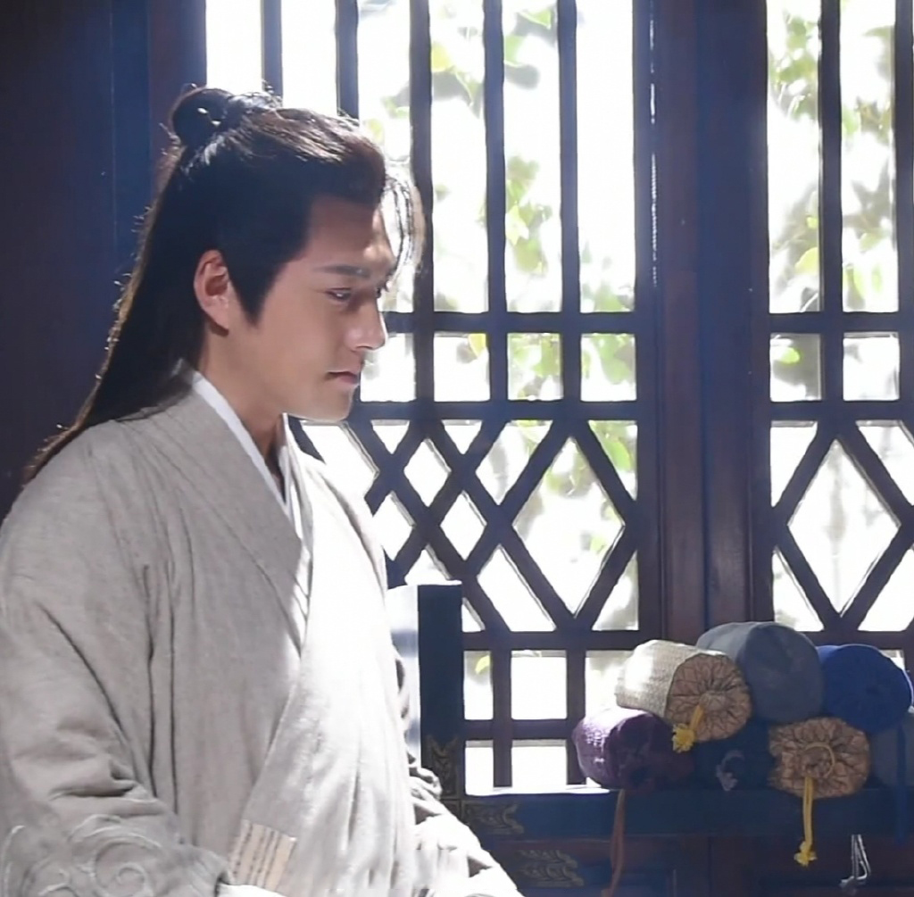 早前,在电视剧《鲲鹏与蝴蝶》的发布会上,严屹宽表示:"幸运能够出演庄