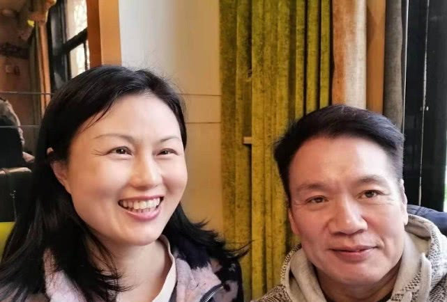 1979年时,罗莽和从事护士工作的老婆结婚,婚后两人有一个儿子和一个