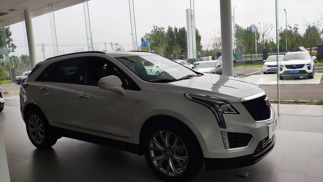 白色的运动风凯迪拉克xt5实车到店