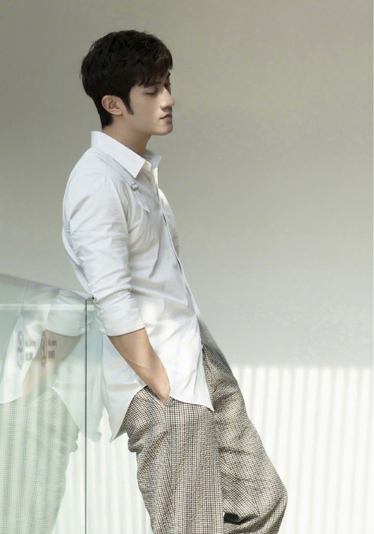 32岁李治廷身穿白色衬衫搭配格纹裤,白衬衫修身的板式完美衬托好身材