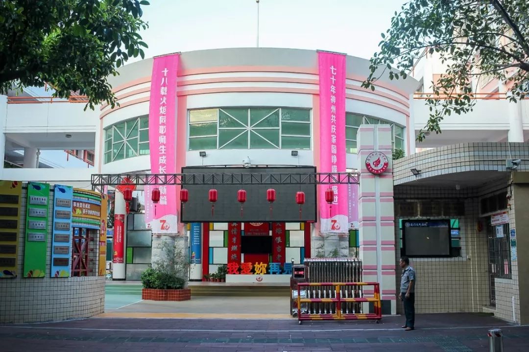 真羡慕在厦门三中上学的人还没从校门走到车站就吃撑了