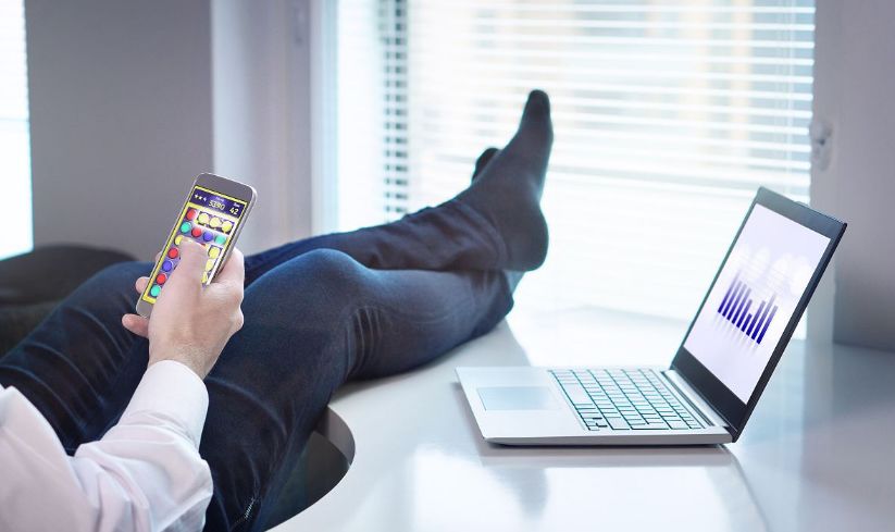 玩会儿手机就被开除你还敢上班摸鱼吗