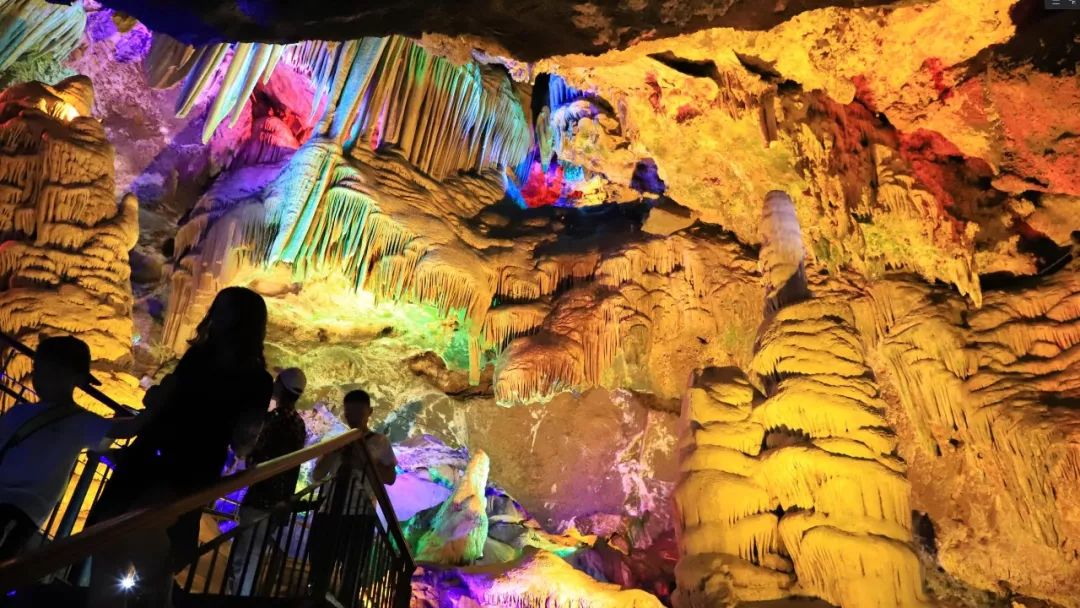 擎天星斗寒,神游鸡冠赛神仙"▲重渡沟竹林▲重渡沟水帘仙宫"白虹起