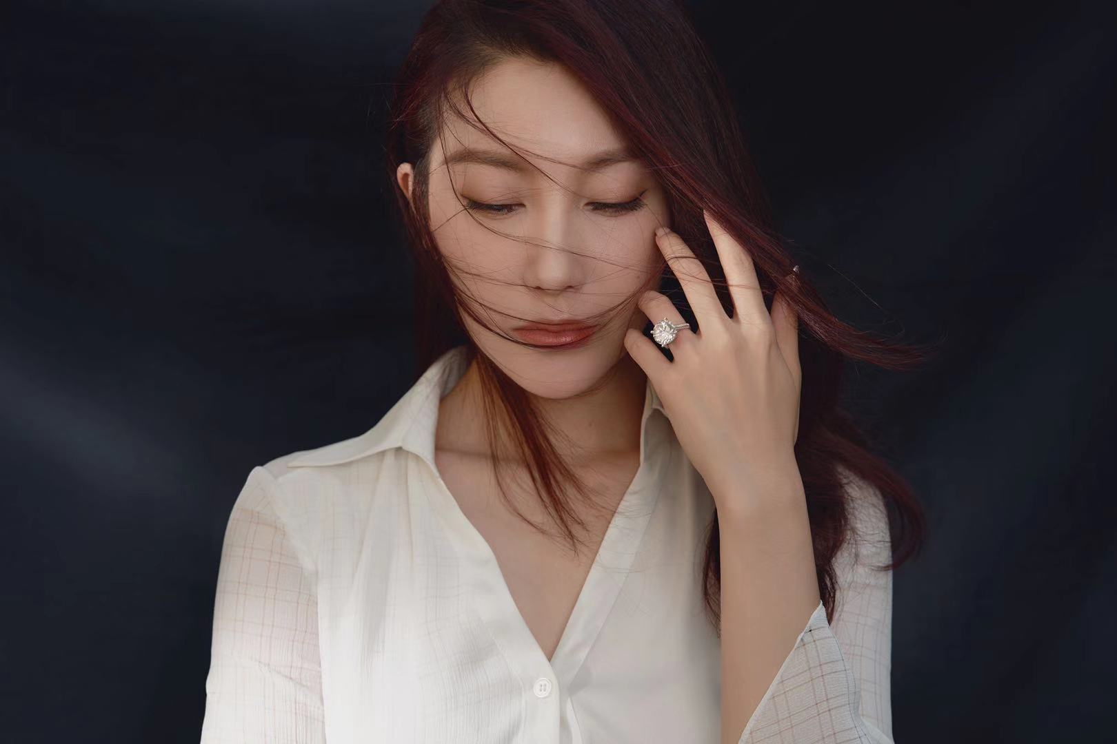 殷旭七夕秀钻戒美照模范夫妻羡煞网友