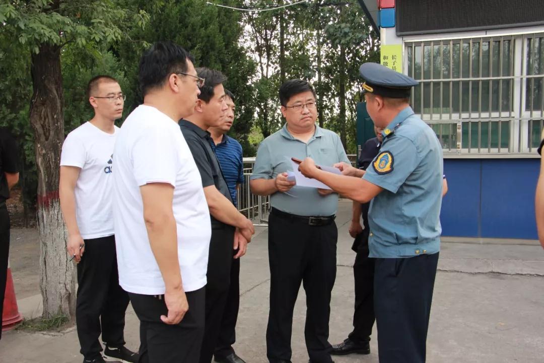 8月7日,县委副书记,县长赵永进带领环卫,环保,交通,水利等部门负责人