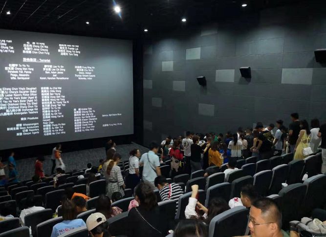 电影院挤爆人人人车车车今天阜阳开启过年模式