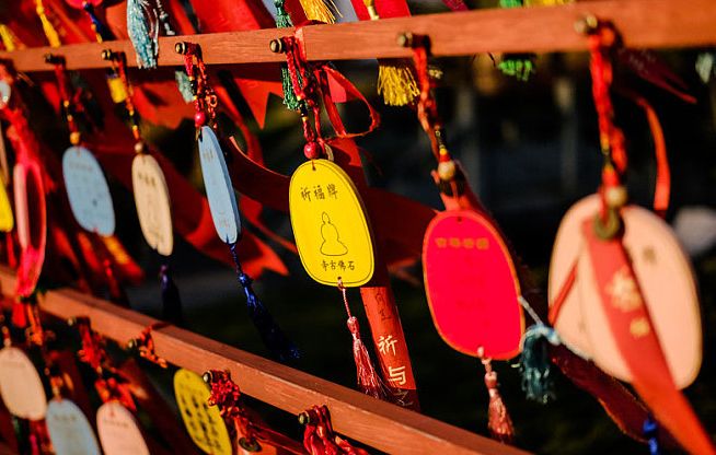 家有四生肖,立秋之后不得了,彩票大奖中不停,8月中旬刮财风,下财雨,8