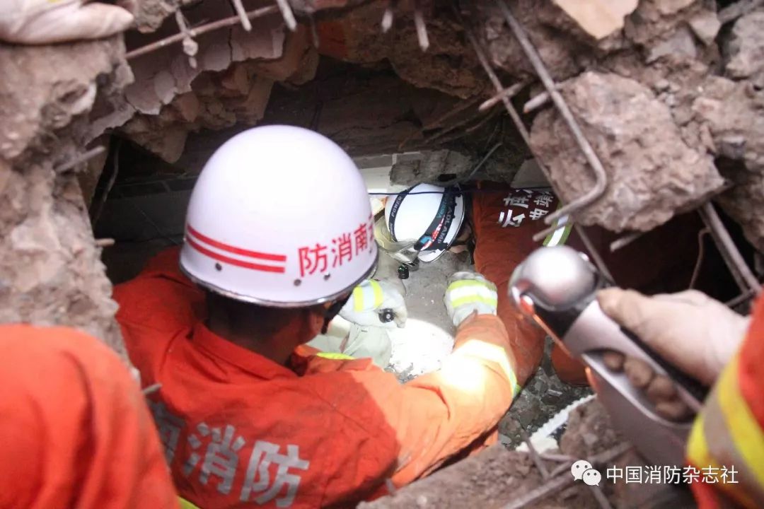 这个无助的女孩名叫蒋国仙,她当时正在上高中,本就贫困的家庭因为地震