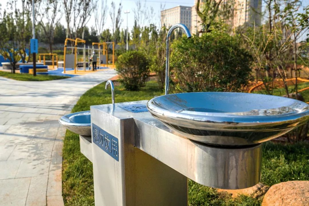 (户外运动场旁设施便捷的洗手点)▼6水生态实现water ecology设计充分