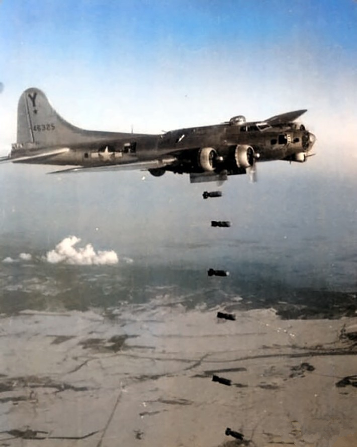 二战老照片美国b17轰炸机能像下雨一样扔炸弹