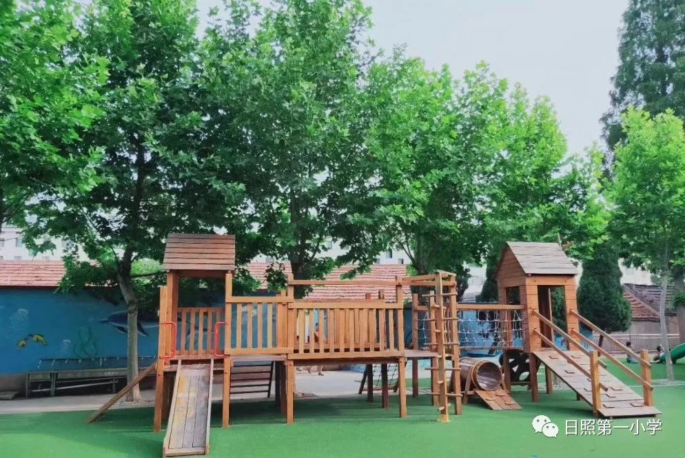 东港区第一小学幼儿园是一所公办幼儿园,系市级示范园,位于老城区繁华