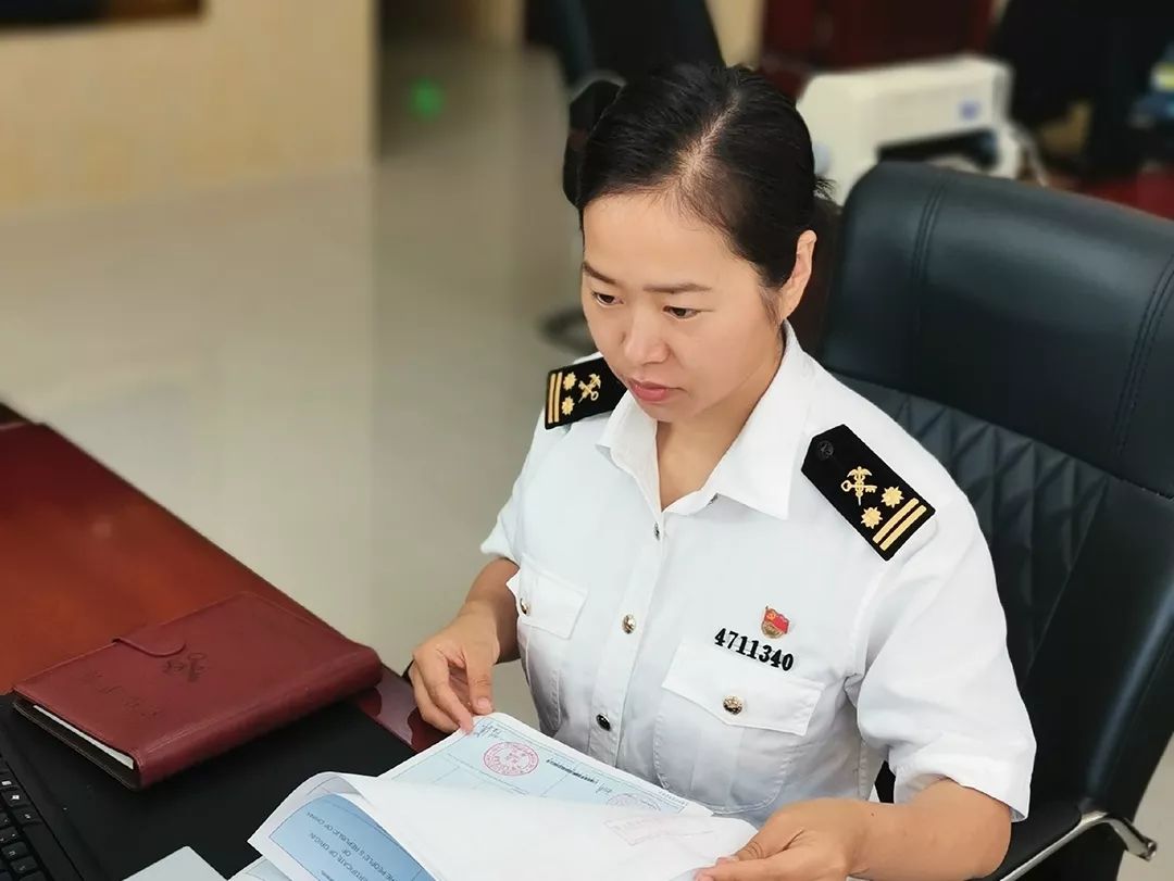 不上吃午饭,在电脑前一坐就是五六个小时,被报检员戏称是"铁打的姑娘"