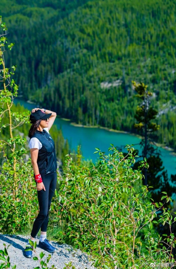 旅游博主刘嘉玲登山赏美景全黑运动穿搭干练又帅气