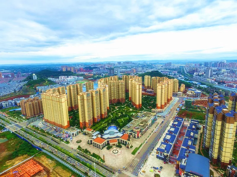 填补了西华商圈大型商场的空白;投资100亿的奥宇望和啤酒小镇项目落户