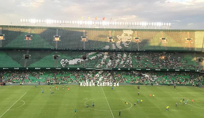 在贝蒂斯主场洛佩拉球场绿色背景的看台上,贝蒂斯球迷自发准备了"看台