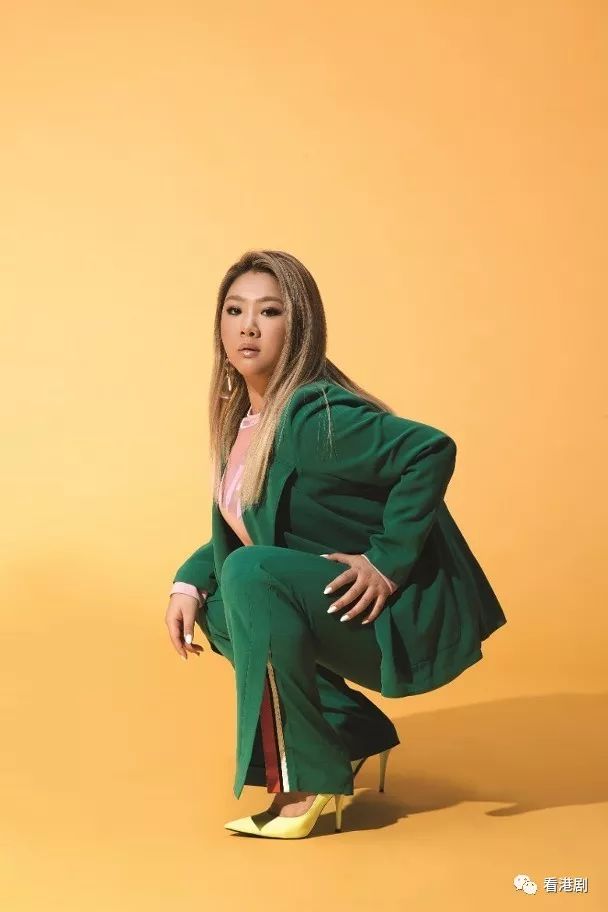 制作的唱片"娱乐经典60年",和其他8位歌手包括吴业坤,石咏莉(sukie)