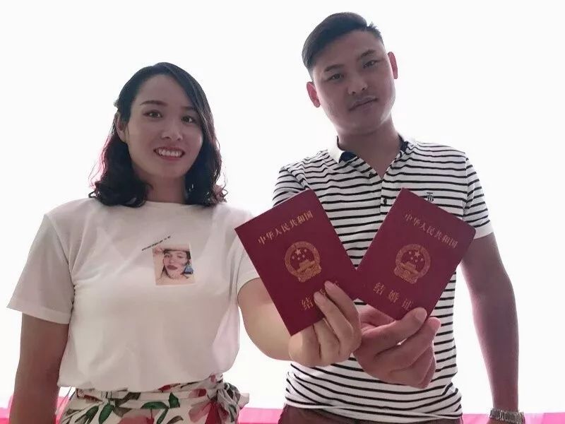 现场填表,排队,领证,拍照,热闹非凡等待登记的情侣们脸上洋溢着幸福