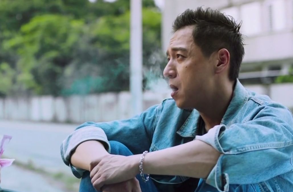 这部华语票房冠军,又黑又硬!_阿义