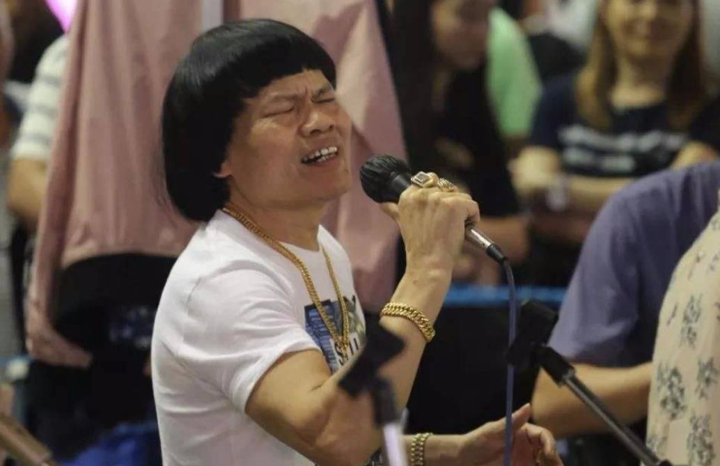 原创他是"香港第一丑男,妻子败光上亿家产后离开,今与儿相依为命