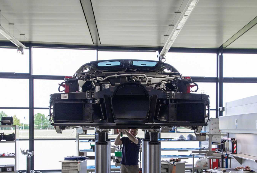 整个布加迪工厂仅43人,年产量虽不过百,但最便宜的车都1800万!