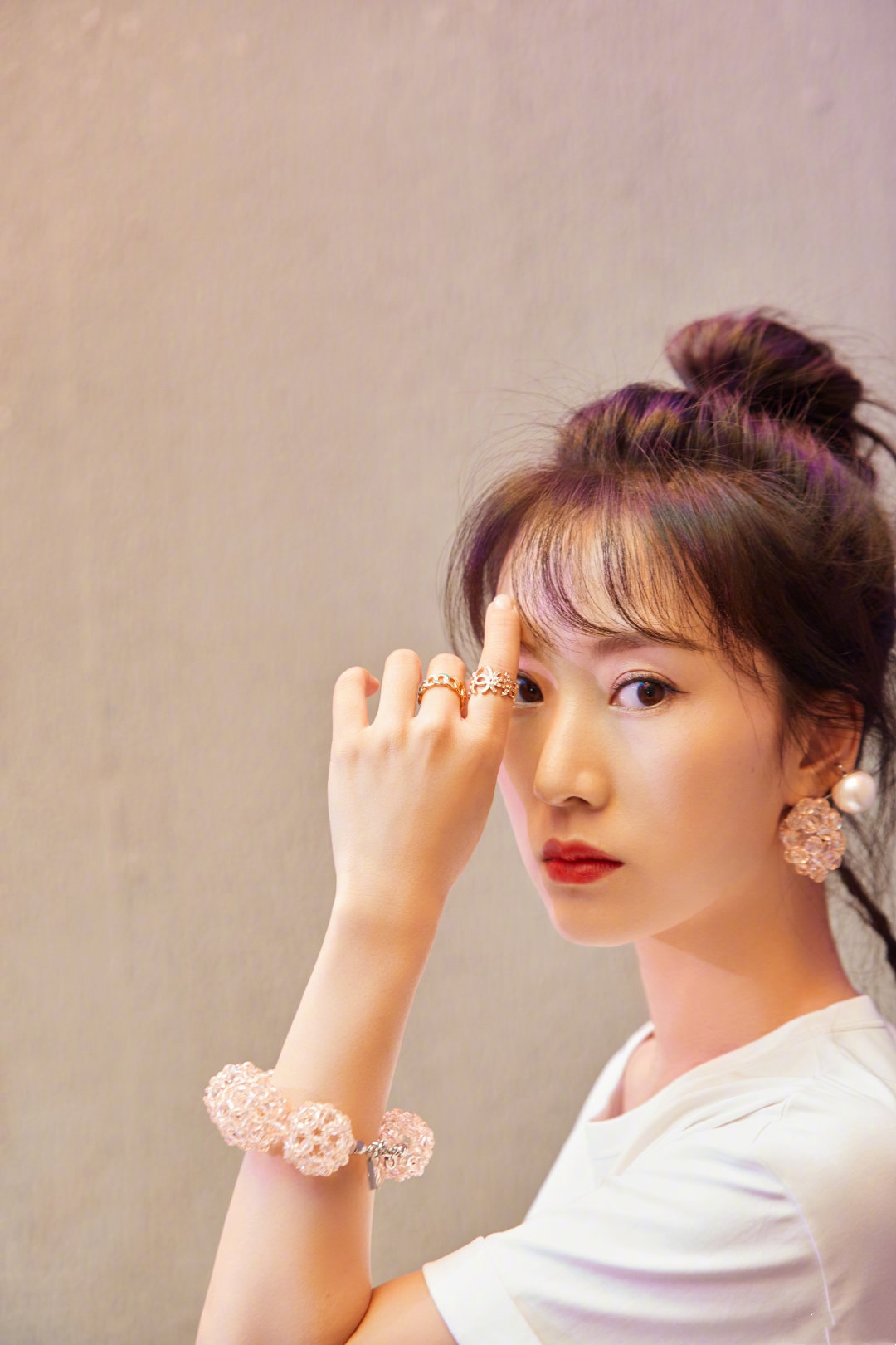 丸子头配空气刘海的发型,甜美活力的味道非常适合李念的少女气质.