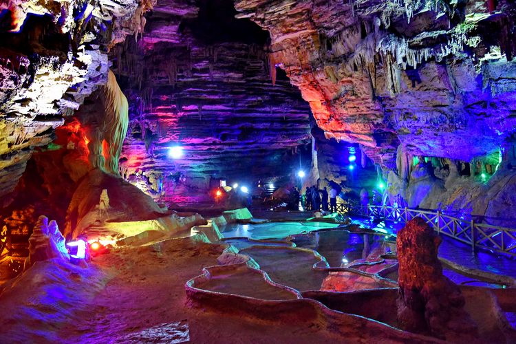 溶洞不少见龙洞有奇观