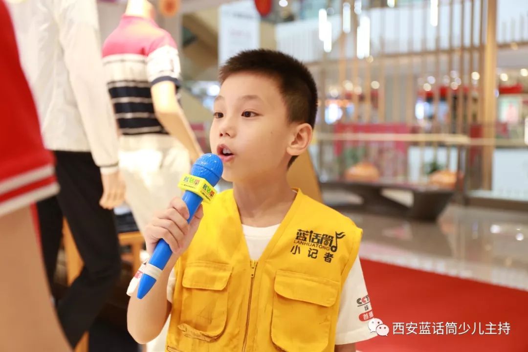 毛力斯小记者提问中毛力斯小记者采访中蓝话筒小记者--毛力斯张栩豪小