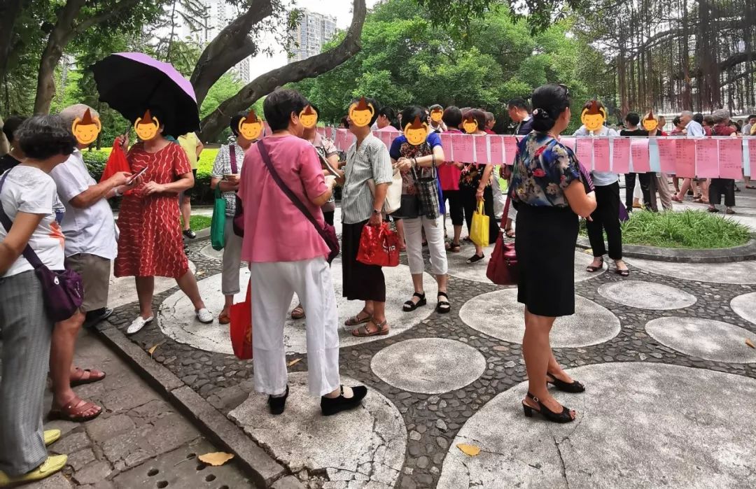 中山公园相亲角厦门大爷大妈的另类江湖