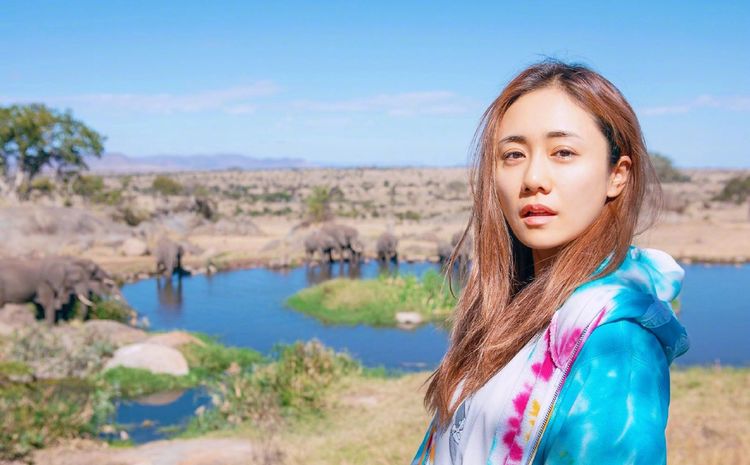 刘芸七夕素颜四连拍,穿扎染外套极具少女感,36岁一点不像孩子妈