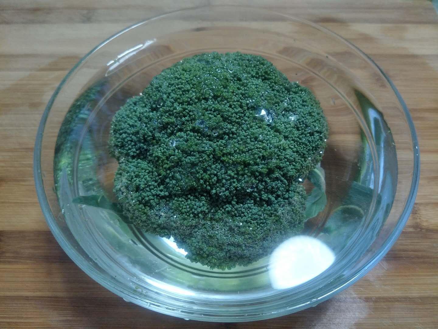 做法:材料:西蓝花,黑木耳,蒜头,小米椒,盐,生抽,白糖.