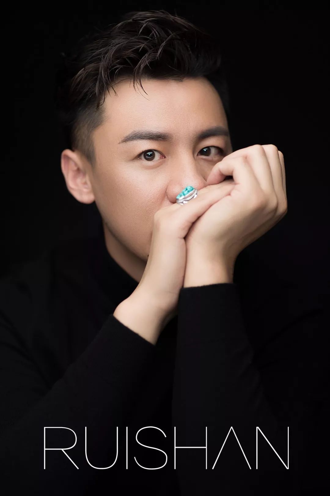 演唱嘉宾简介张强,原军区文工团独唱演员,曾演唱内蒙古成立70周年主题