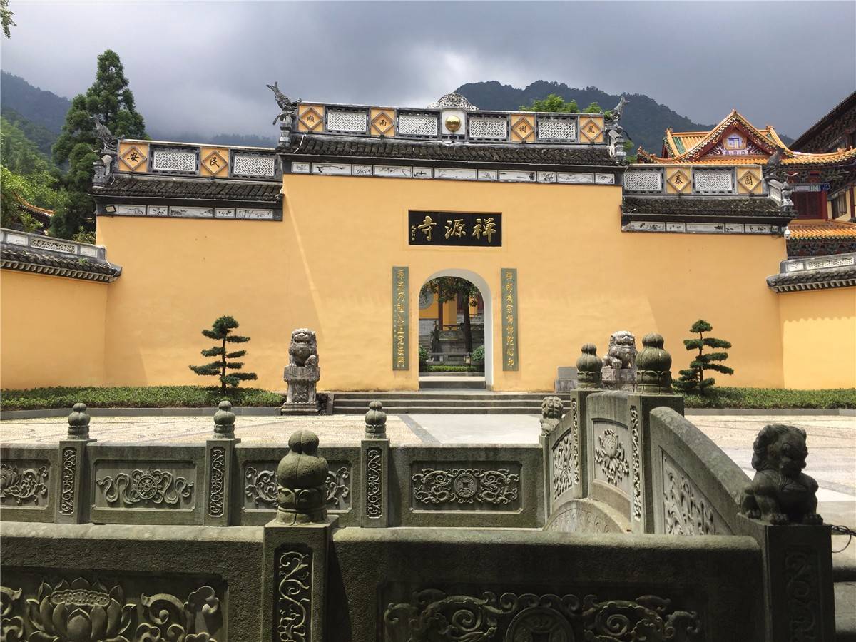 天目古山 一座"三教合一"的历史名山临安的秋天不仅拥有蓝天白云,红叶