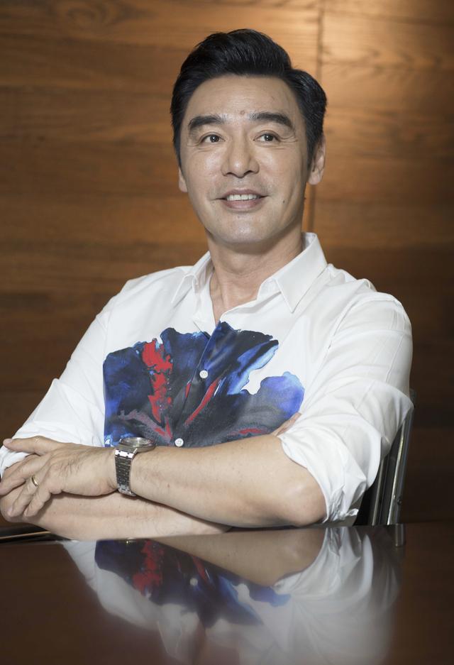 钟镇涛29岁长子为妹妹庆生罕见四兄妹同框,常年居住美国依旧微胖