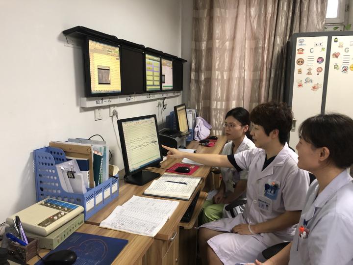 哈医大二院多学科联合开展机器人引导下电极精准定位"烧死"脑深部癫痫